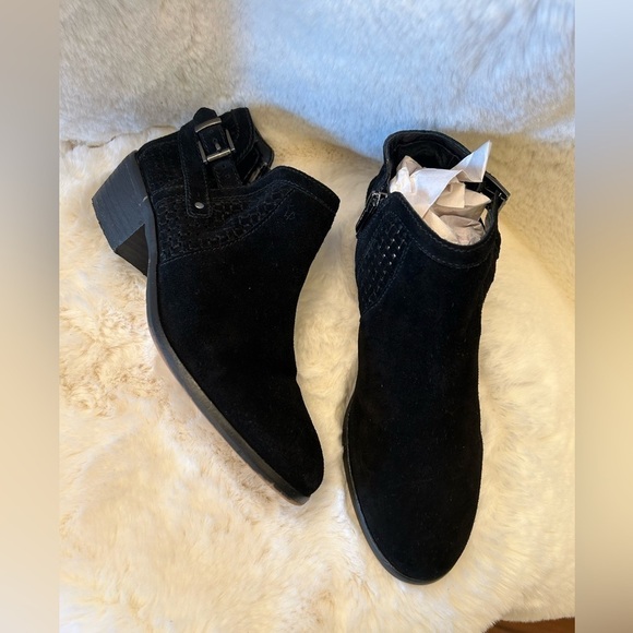 Vince Camuto Verona Pamma black suede ankle/boots w/adjustable straps Sz-8M. D - Picture 1 of 11